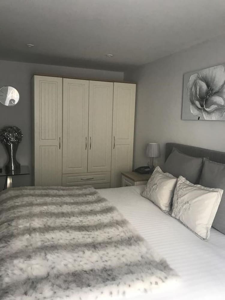 Premium Suite, Ensuite (An adjoning annex suite )