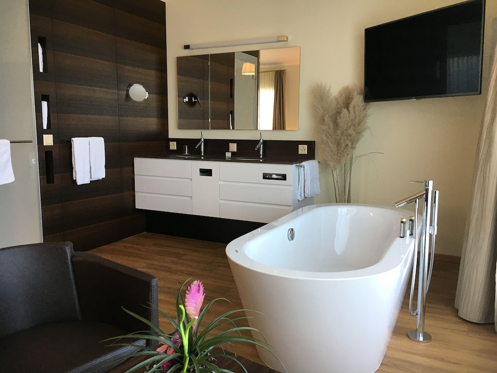 Junior Double Room, Bathtub, Lake View