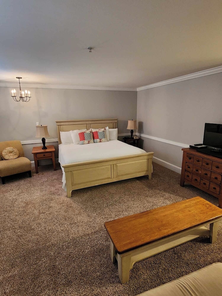 Jetted Tub Room, One King Bed 3rd Floor