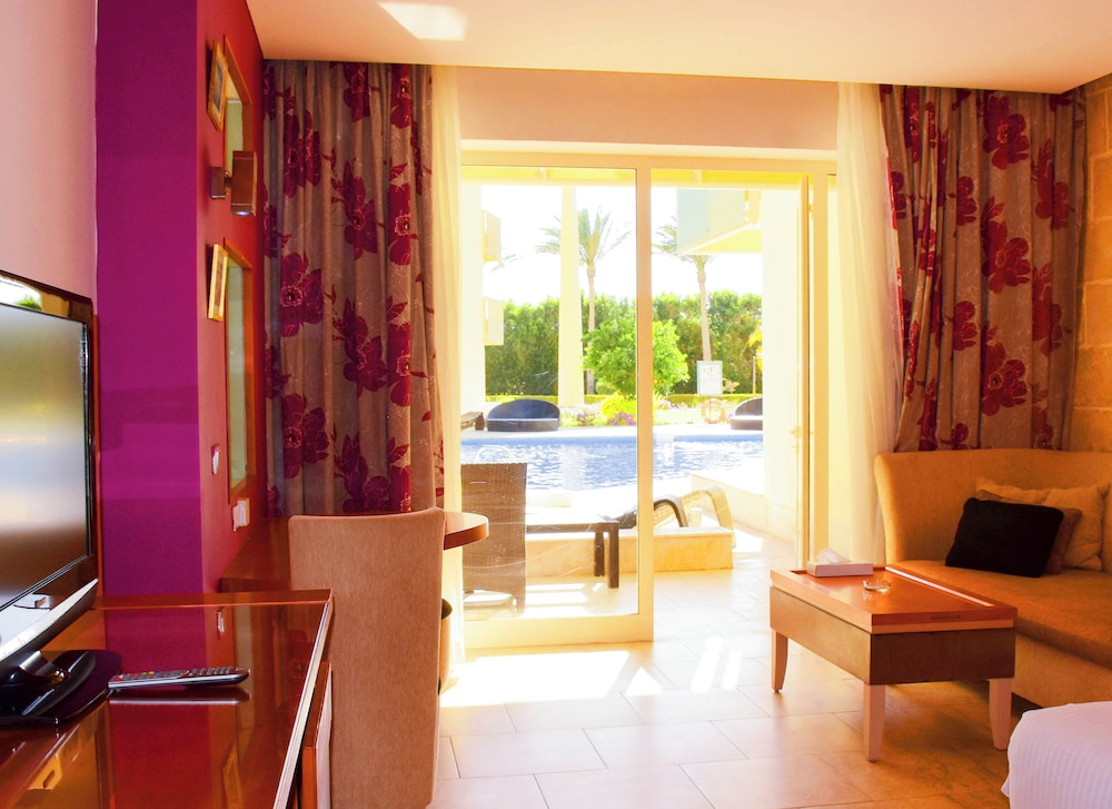 Superior Room, Pool View - Photo 1