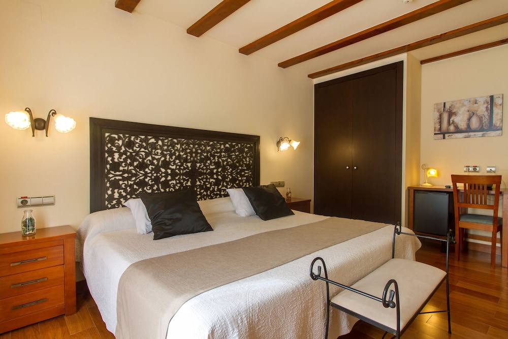 Standard Double Room, 1 King Bed - Photo 6