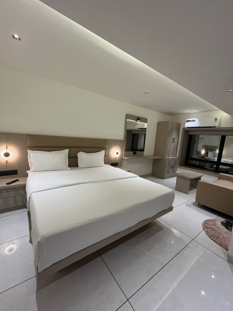 Deluxe Double Room, City View