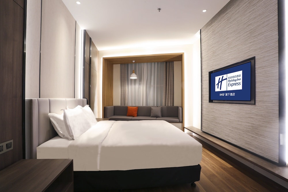 Standard Room, 1 King Bed (Extra Floor Space) photo 3