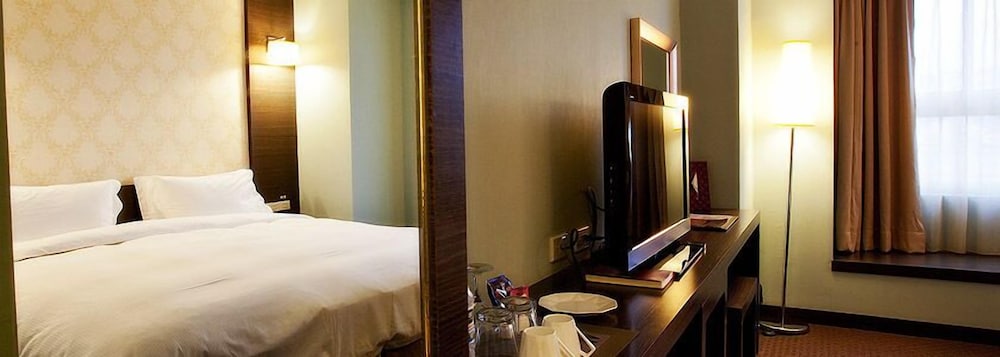 Room, Private Bathroom, City View (England Grace)