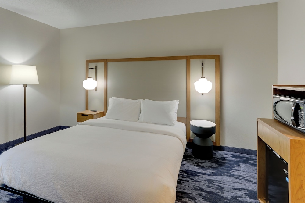 Room, 1 King Bed (Mobility/Hearing Access, Roll-In Shwr) - Photo 3