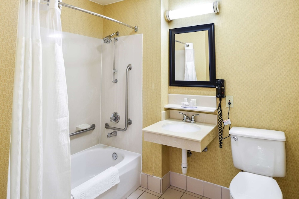 Standard Room, 1 King Bed, Accessible, Bathtub - Photo 1