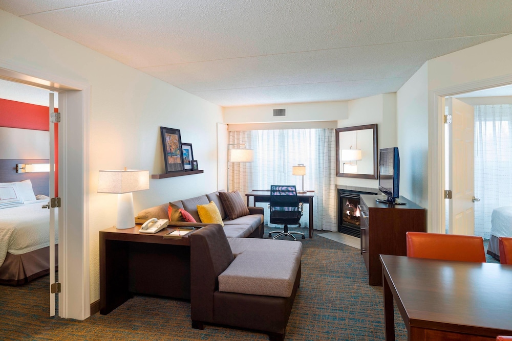 Suite, 2 Bedrooms, Fireplace, Corner - Photo 5
