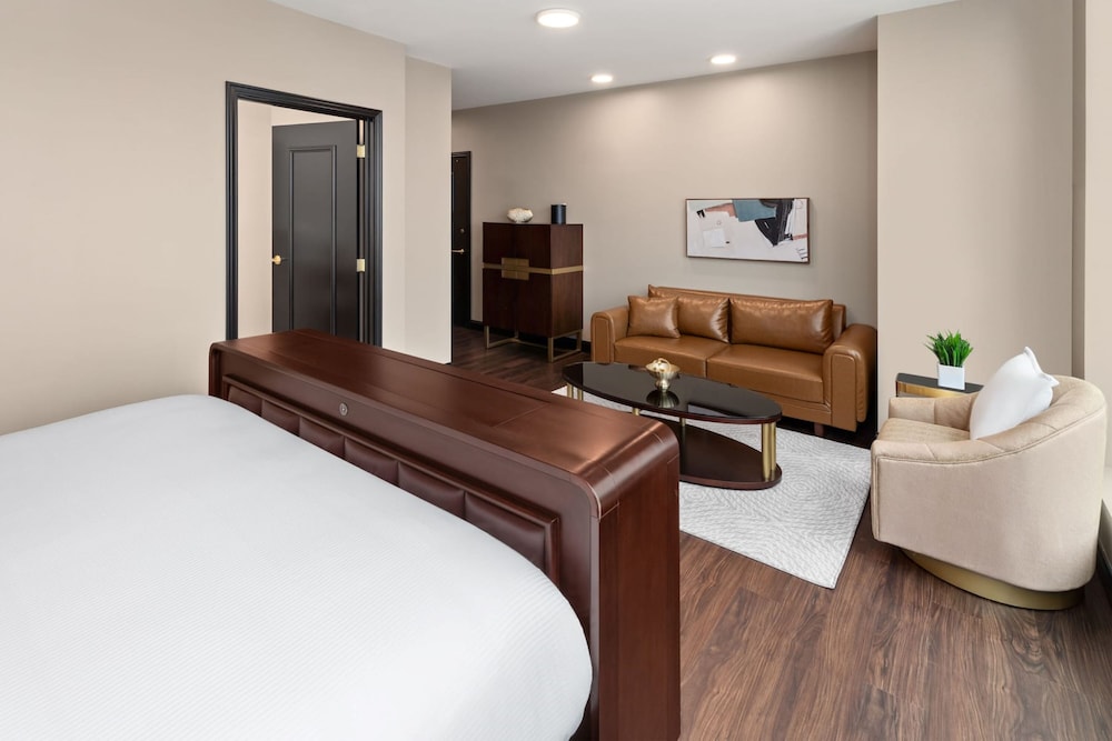 Signature Suite, 1 Queen Bed, Accessible (Mobility, Roll-In Shower, NSMK) - Photo 3