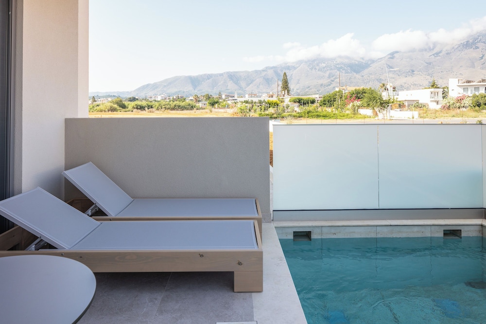 Superior Room with Private Pool - Photo 14