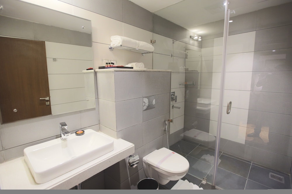 Suite, 1 King Bed, 2 Bathrooms, City View photo 2