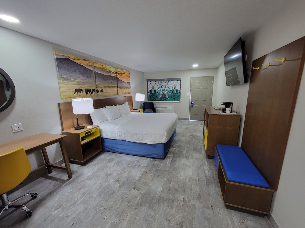 Standard Room, 1 King Bed - Photo 5