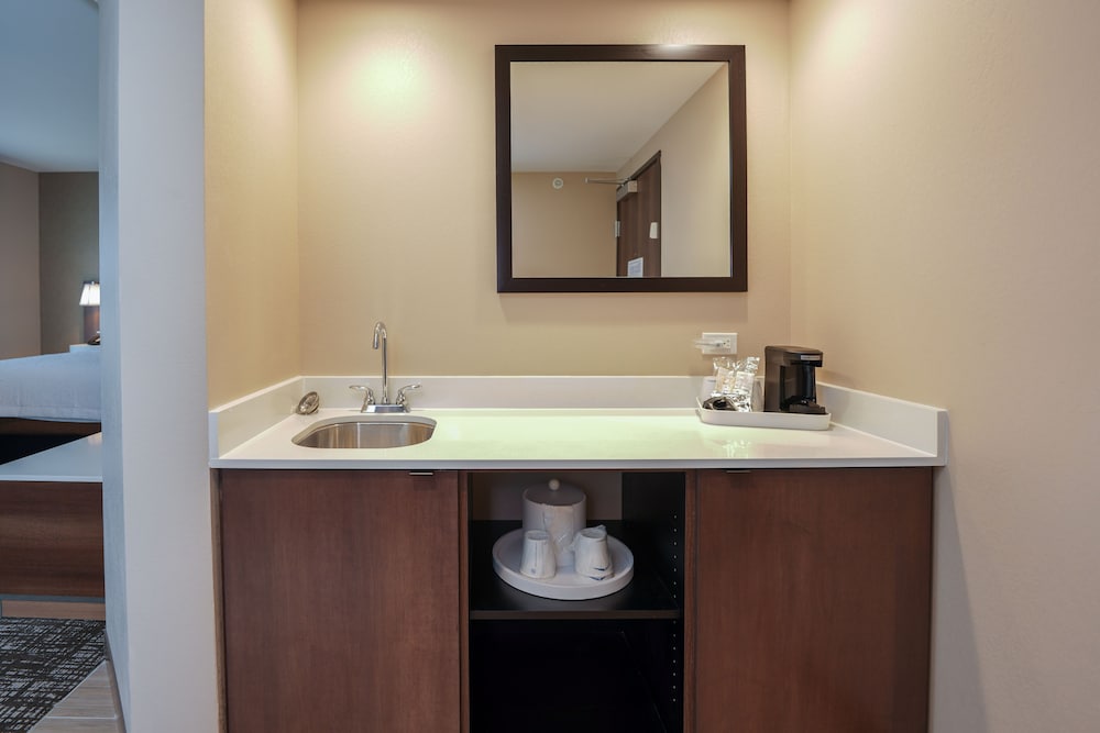 Suite, 1 King Bed, Accessible (Hearing) - Photo 6