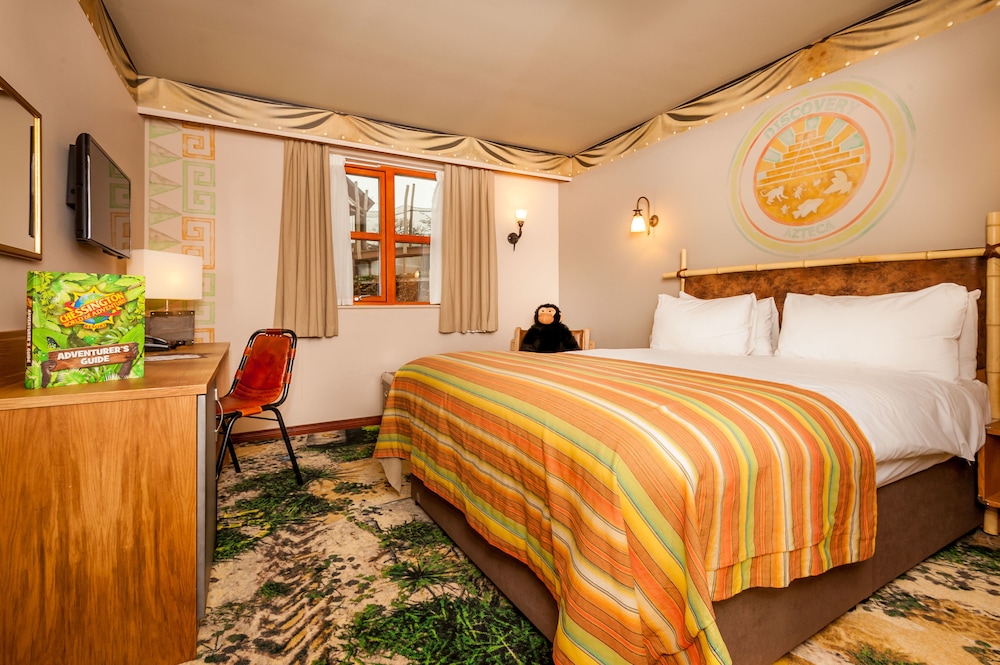 Azteca Discovery family room