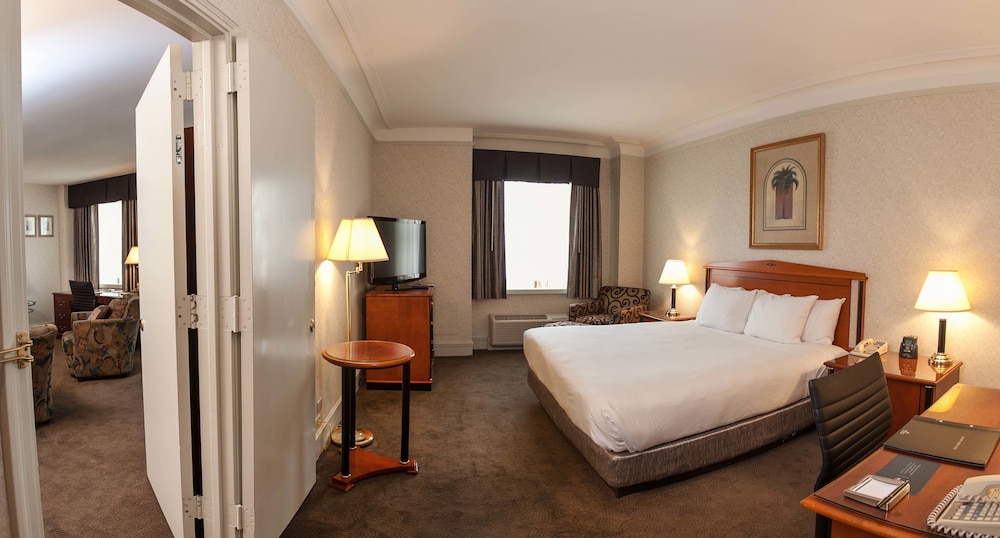 Suite, 1 King Bed (Authors) photo 3