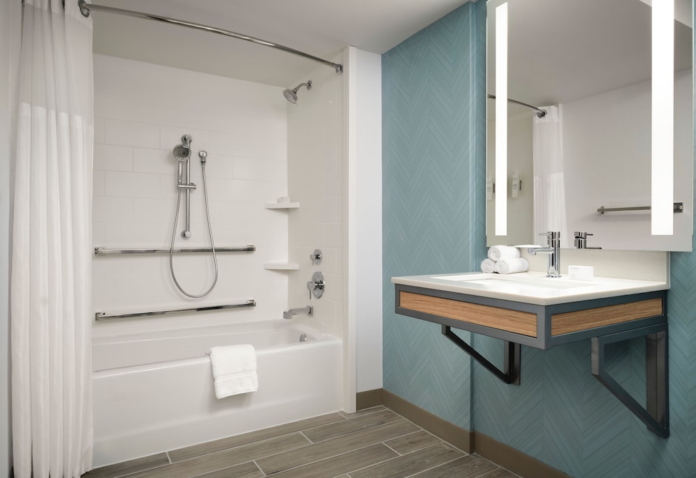 1 King Bed w/Accessible Bathtub - Hearing - Photo 3