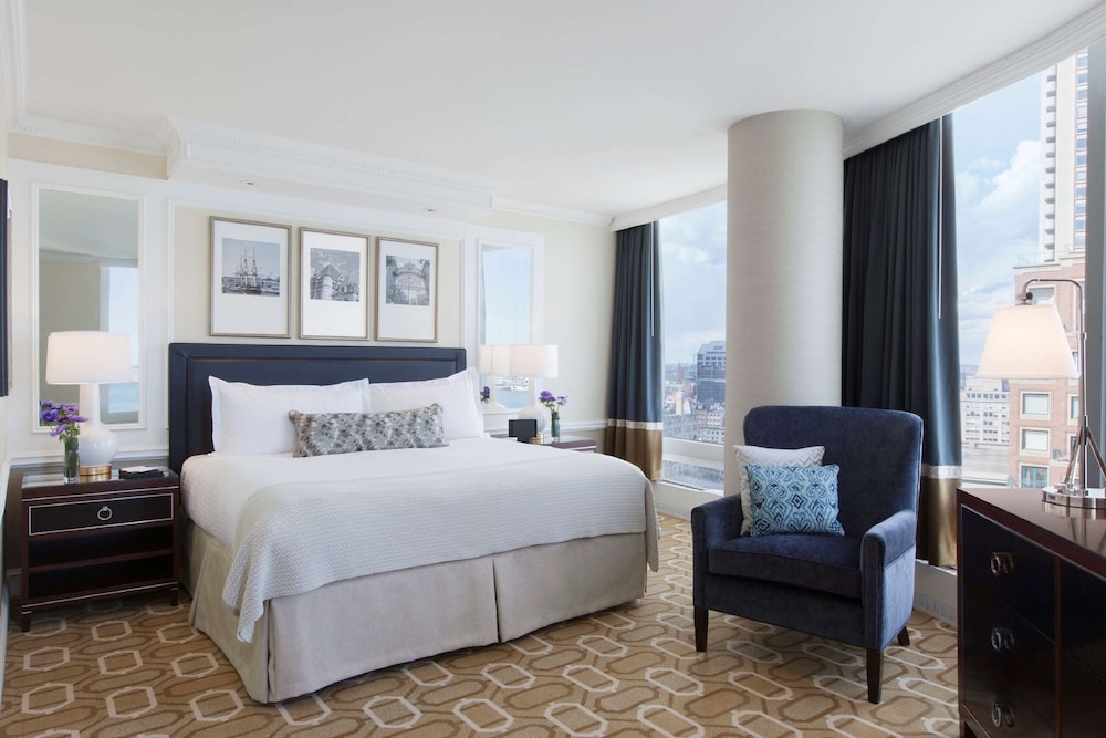 Suite, 1 King Bed - Photo 1