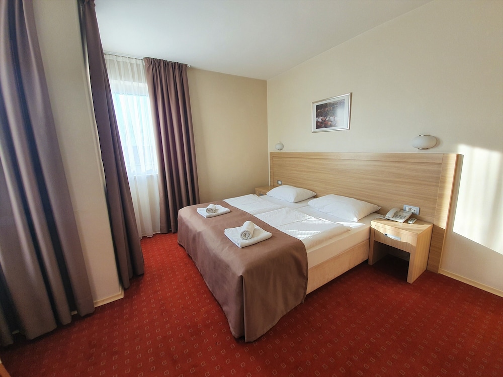 Classic Double or Twin Room, City View photo 1