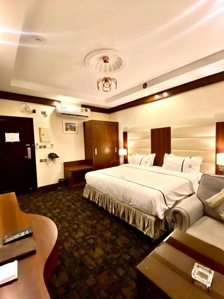 Junior Double Room, 1 King Bed, Bathtub photo 1