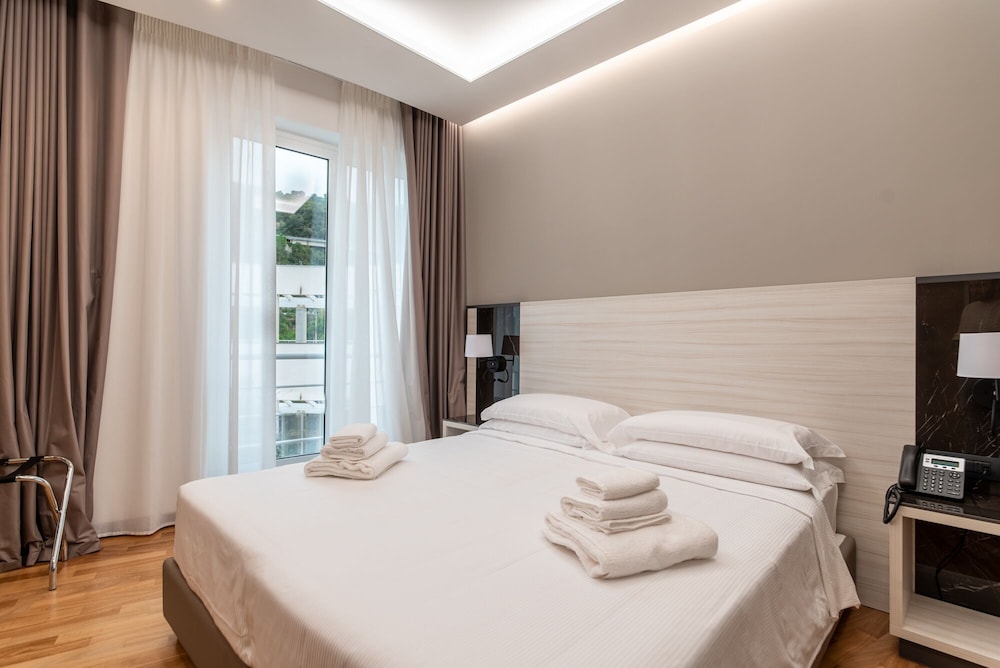 Deluxe Double or Twin Room, Courtyard View
