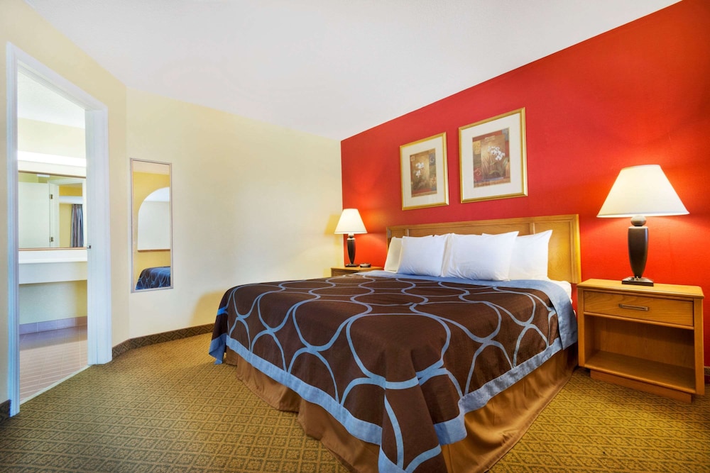 Studio Suite, 1 King Bed, Smoking - Photo 1