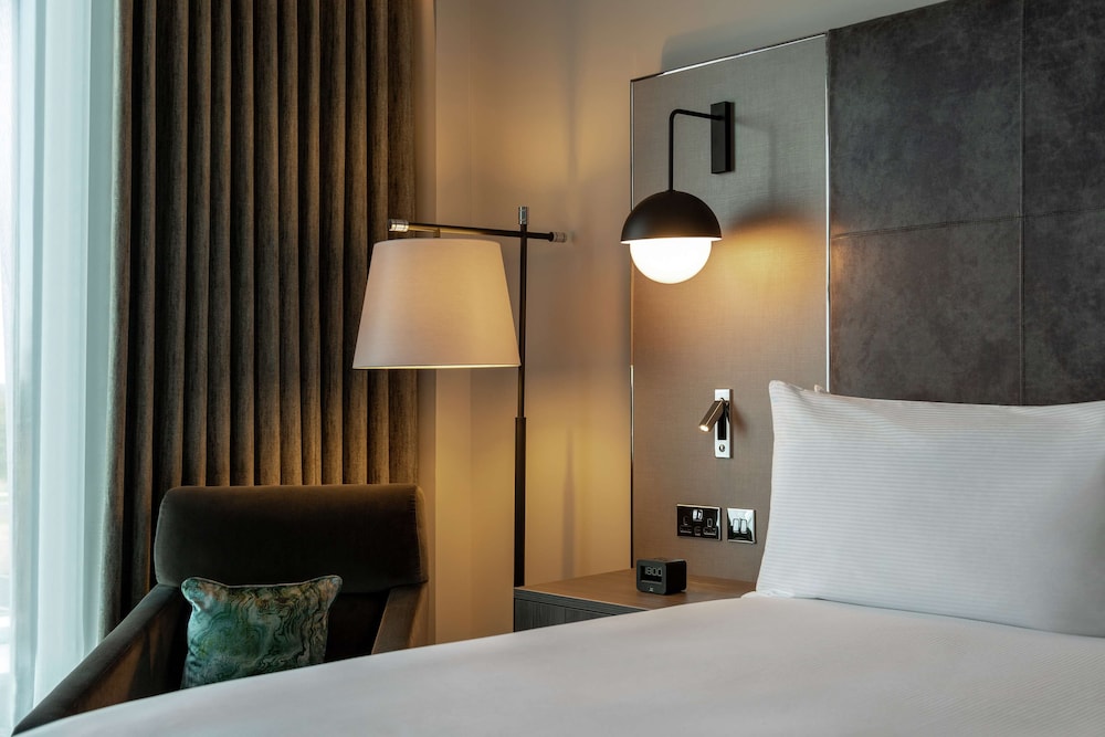 Room, 1 Queen Bed (Peloton) - Photo 4