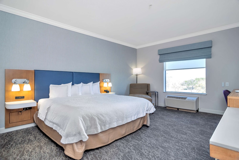 One King Bed, Non-Smoking, Accessible - Photo 2