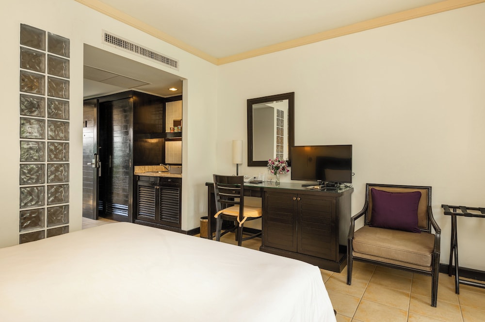 Deluxe Room, 1 King Bed, Garden View - Photo 3