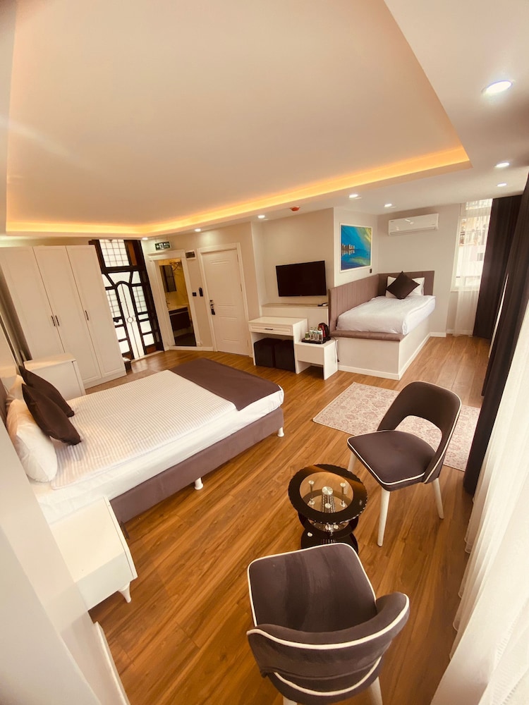 Triple Room - Balcony and Partial Seaview photo 1