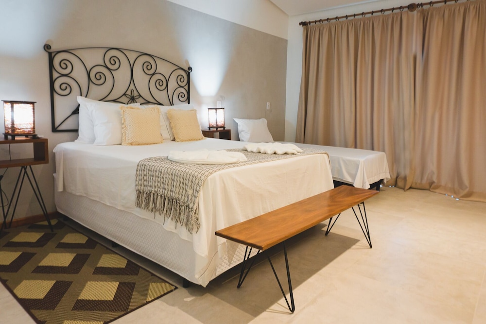 Deluxe Room - Photo 21