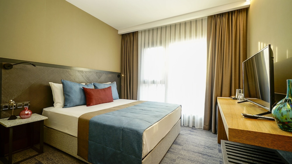Deluxe Room, Partial Ocean View
