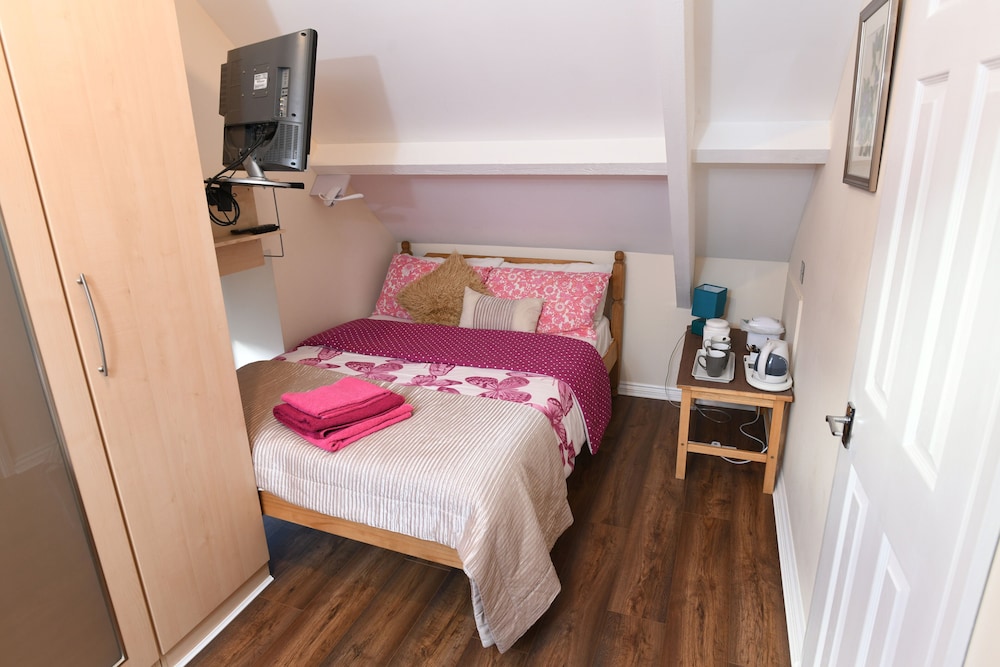 Economy Triple Room photo 2