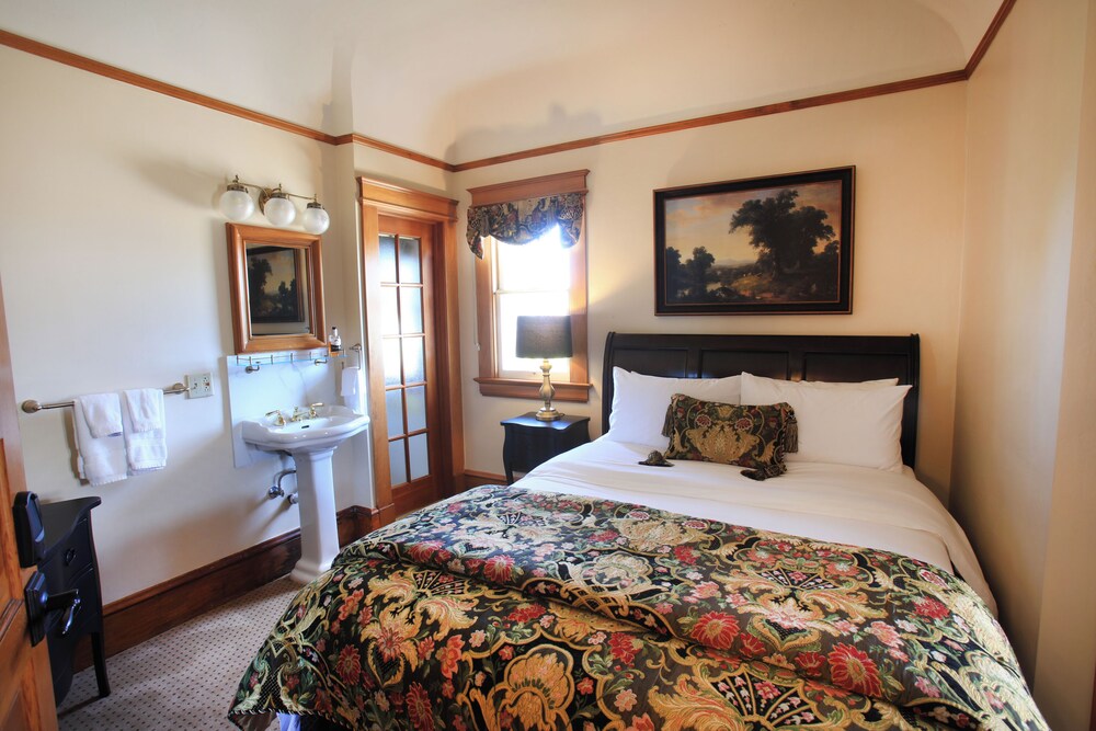 Classic Suite (Upstairs)