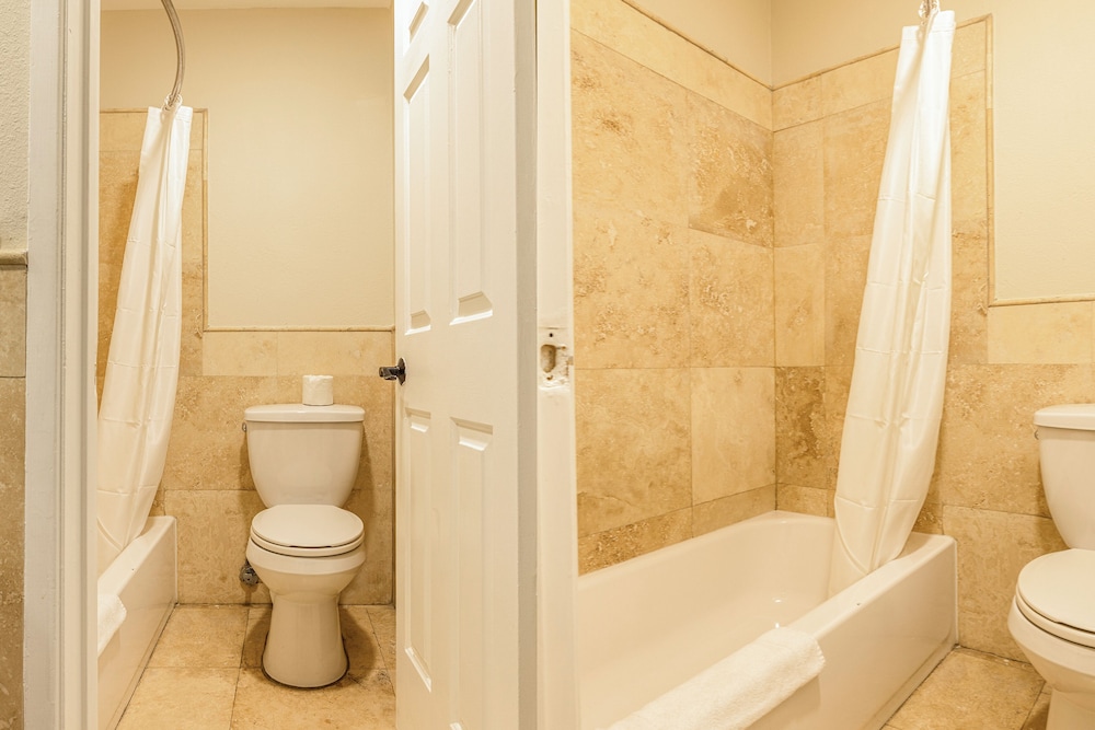 Room, 1 King Bed, Smoking, Jetted Tub - Photo 3