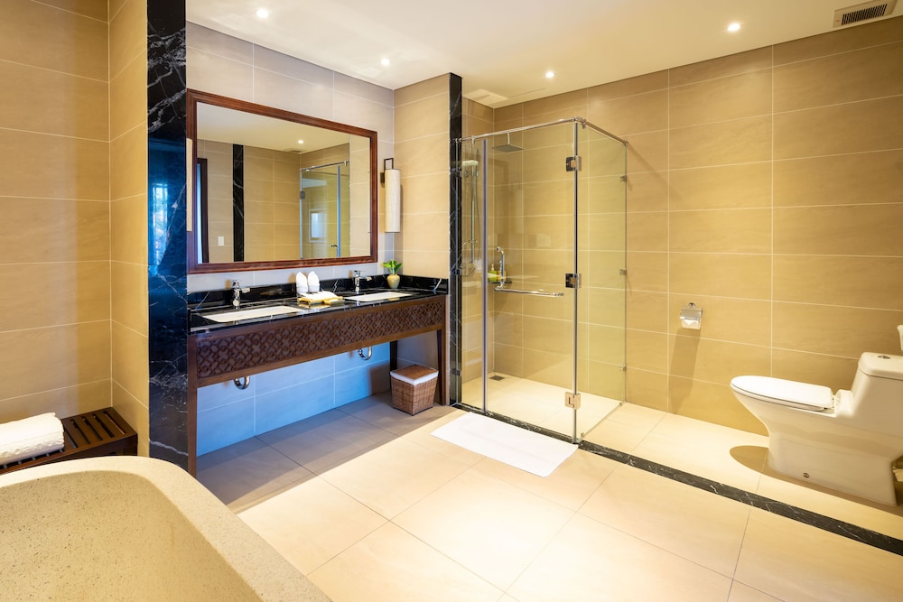Signature Suite - Photo 11