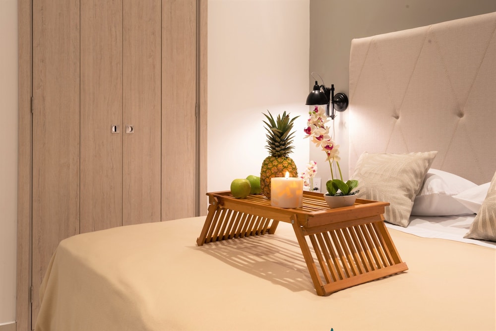 Deluxe Suite, 1 Queen Bed with Sofa bed, Non Smoking photo 2