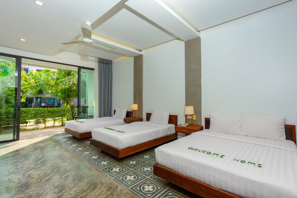 Infinity Poolside Family Suite - Photo 9