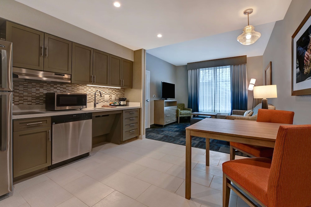 Suite, 2 Queen Beds, Accessible, Bathtub