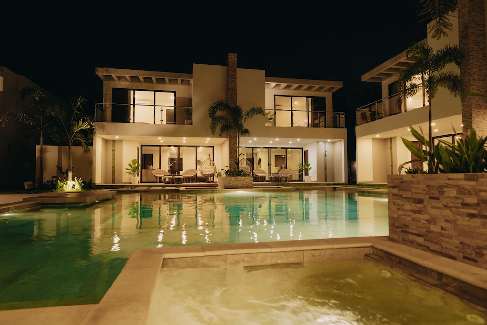 Luxury Villa photo 2