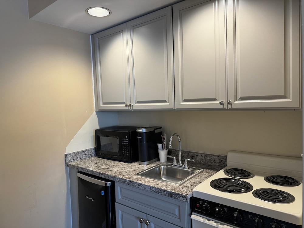 Basic Apartment - Photo 7