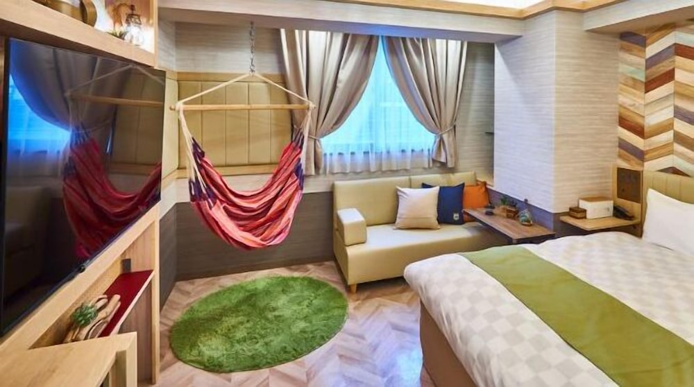 Deluxe Room, 1 Queen Bed, Smoking (e-cigarettes only) photo 1