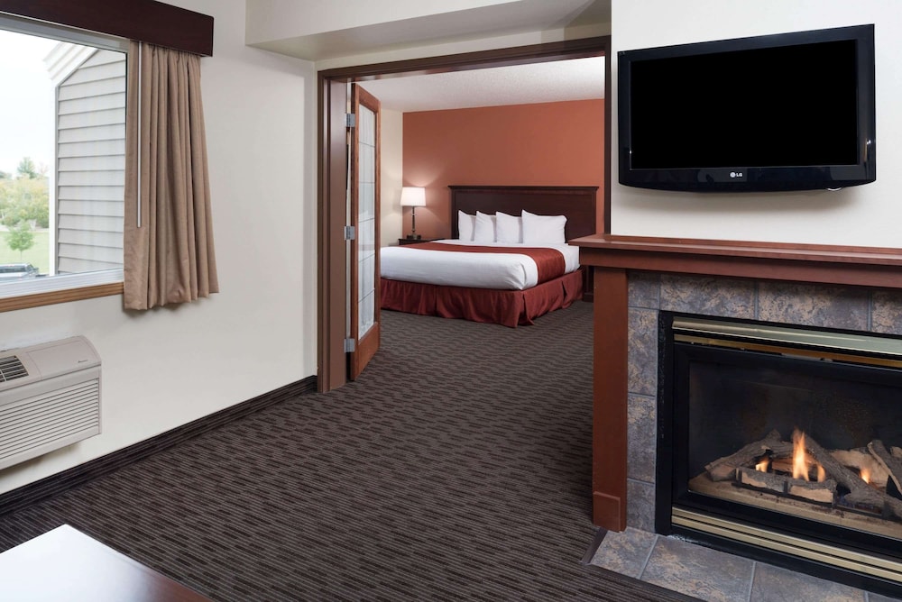 Superior Suite, 1 King Bed, Non Smoking photo 1