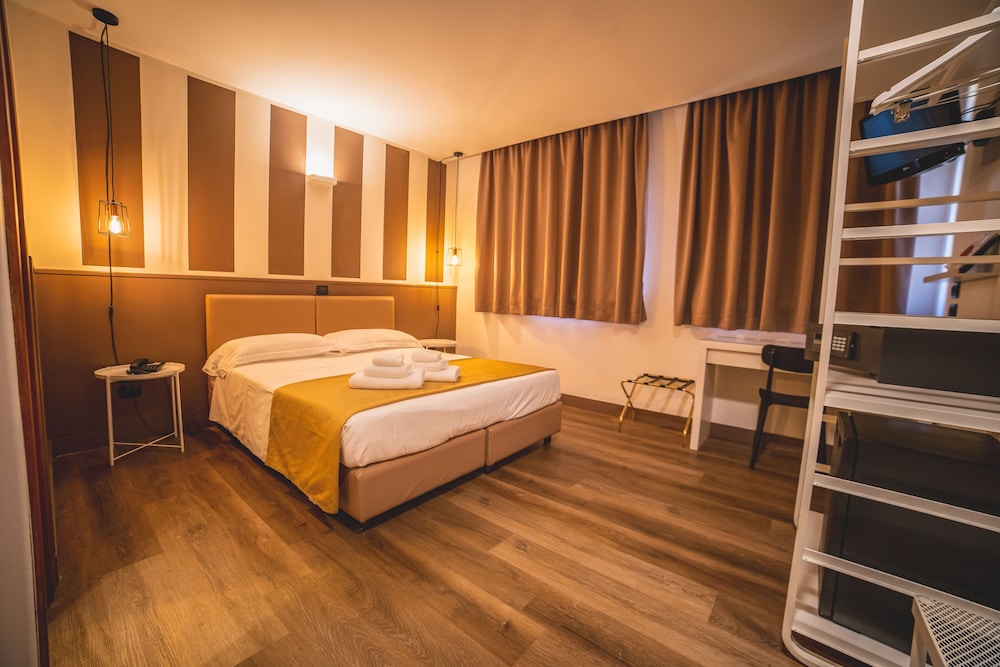Standard Room, 2 Twin Beds photo 3