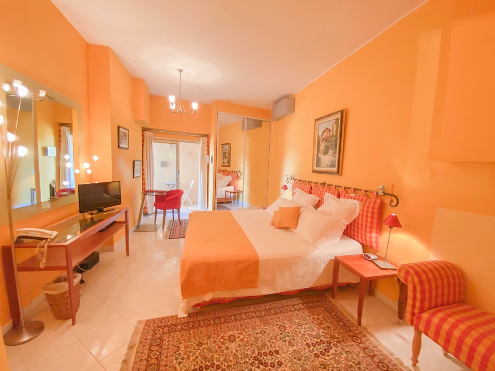 Double or Twin Room, Ensuite (Max 6 Marcel Pagnol) photo 3