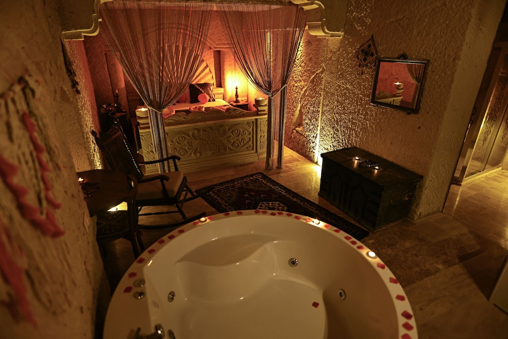 Deluxe Kayay Balayi Odasi Jakuzili- 107