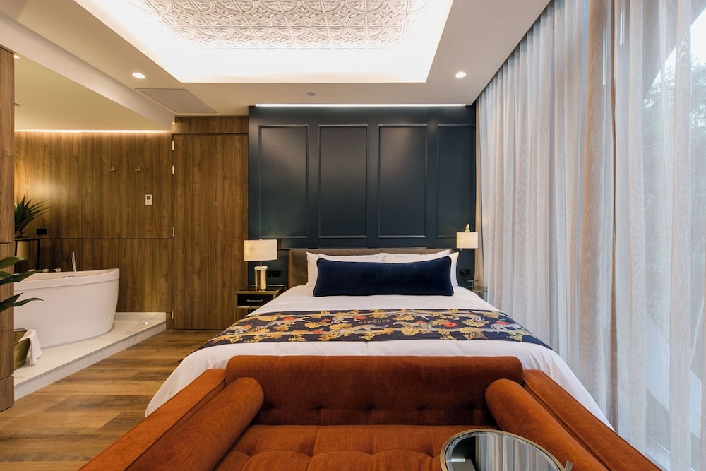 King Suite with Spa Bath photo 3