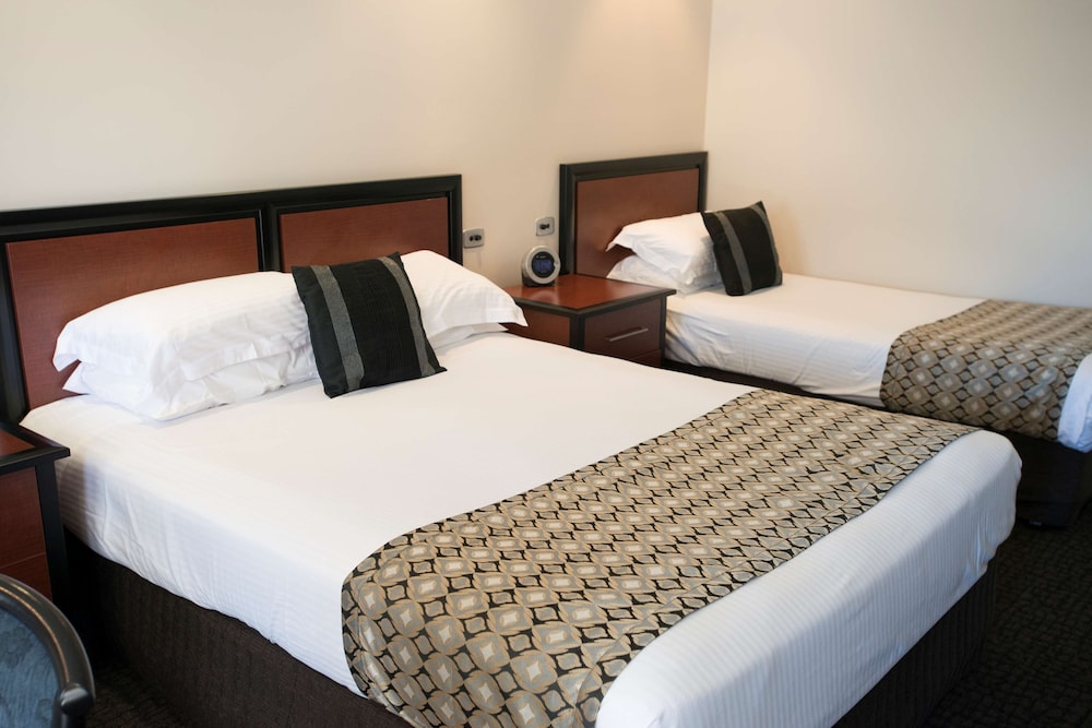 Deluxe Room, Multiple Beds, Non Smoking, Microwave - Photo 1