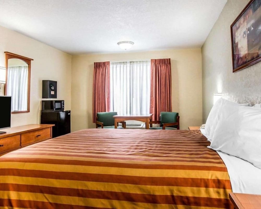 Room, 1 King Bed, Non Smoking - Photo 3