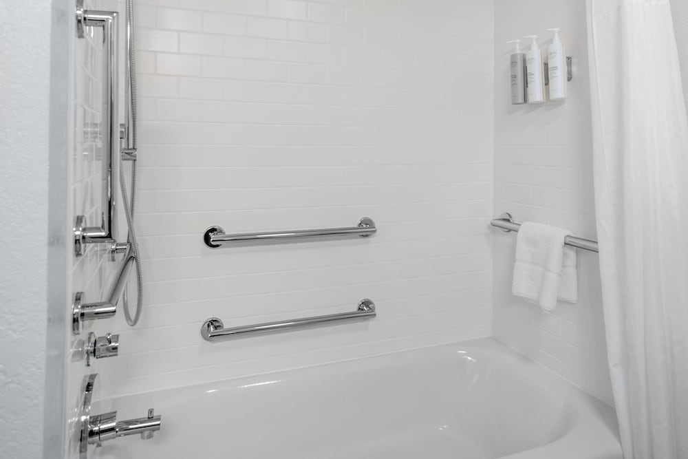 Room, 2 Queen Beds, Accessible, Bathtub (Hearing) - Photo 7
