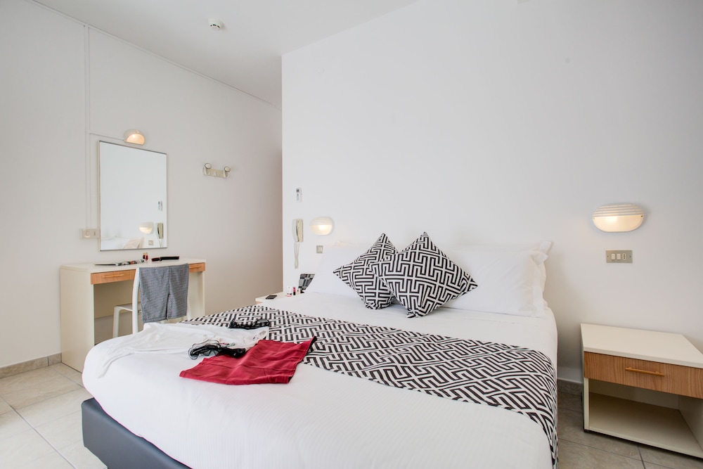 Double or Twin Room - Photo 6
