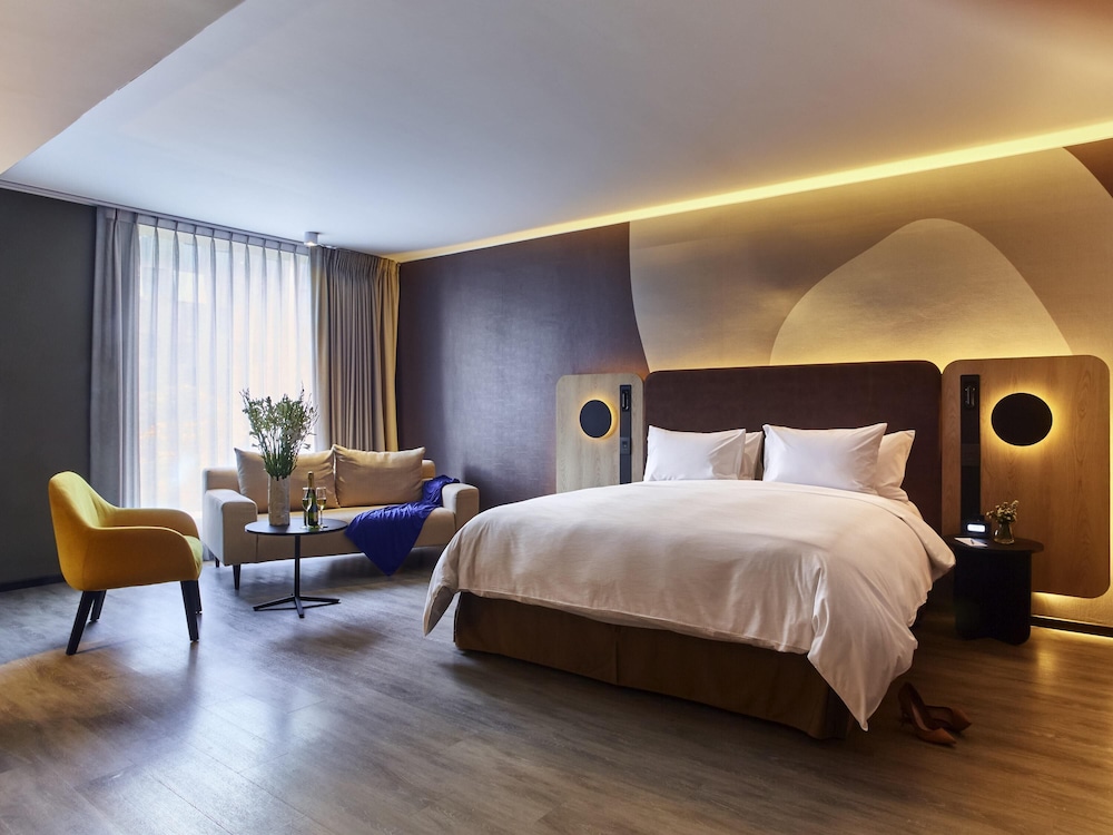Deluxe Suite, 1 King Bed - Photo 1